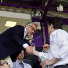 Carlos Pollán y Alfonso Fernández Mañueco se saludan ayer en el partido de rugby de España en el Zorrilla.