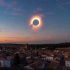 Recreación por IA del eclipse solar sobre un pueblo de Soria.