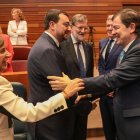 Adrián Barbón felicita al Alfonso Fernández Mañueco, en presencia de Mariano Rajoy, la presidenta de Cantabria y el de Galicia.