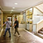 Dos agentes de la Guardia Civil abandonan el Ayuntamiento de Soria tras el registro.