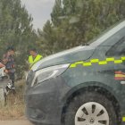 La Guardia Civil junto al vehículo siniestrado.