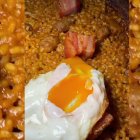 El arroz de secreto ibérico con torreznos de Soria y huevo frito se ha convertido en una de las recetas más comentadas en redes por su mezcla de sabores intensos y su aspecto irresistible.