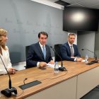 El consejero, en el medio, acompañado por la viceconsejera y el director del ECYL, durante la presentación del programa de formación-empleo y de subvenciones al autoempleo.