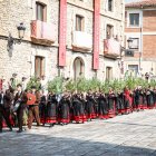 Fiesta típica de la Pinochada en Vinuesa, uno de los Pueblos más Bonitos de España en Soria.
