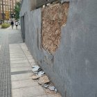Cascotes en la calle San Benito de Soria tras desprenderse el revoque de un muro.