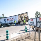 Los servicios de emergencia trabajan para limpiar la carga del camión que transportaba pintura.