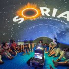 Vecinos y turistas de Soria exploran el cosmos en el planetario portátil.