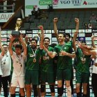 Alberto Toribio celebra el título en el CAVA junto al combinado pakistaní.