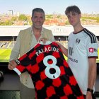 César Palacios junto al soriano Luis Alonso en la presentación en Craven Cottage.