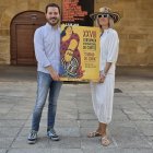 Eder García y Yolanda de Benito, con el cartel ganador.