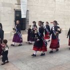 La reina y damas de fiestas ataviadas de piñorras bjan por la calle Mayor de El Burgo de Osma.