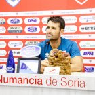 El entrenador del CD Numancia, Lolo Escobar, compareció antes del partido de presentación de los rojillos frente al Real Zaragoza.