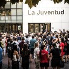 Vista general e la concentración a las puertas de La Juventud.