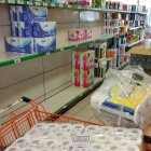 Lineal de papel higiénico en un supermercado de Ponferrada.