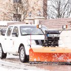 Vehículo trabajando en la limpieza de nieve de las calles.