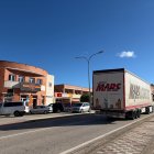 Un tráiler atraviesa la travesía de El Burgo de Osma.