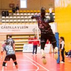 Un jugador del C.V. Sporting Moreno Sáez se dispone a sacar.
