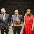 Anselmo García recibió el premio de manos del delegado del Gobierno de Castilla y León, Nicanor Sen, y de la presidenta de Heraldo Diario de Soria, Adriana Ulibarri.