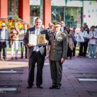 Defensa entregó una bandera de percha al ex vicerrector del Campus, José Luis Ruiz Zapatero.