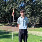 Enzo Jiménez antes de una competición en un campo de golf.