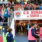 Lolo Escobar se dirige a sus jugadores al término del encuentro.