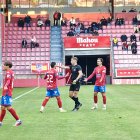 El colegiado del partido durante la expulsión de Súnico en la segunda parte.
