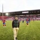 Los jugadores del Numancia agradecen a los aficionados del Fondo Sur su apoyo tras la finalización del partido ante el Navalcarnero con Lolo Escobar como testigo.