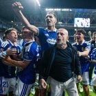 Dani Calvo celebra una victoria junto a su técnico y compañeros.
