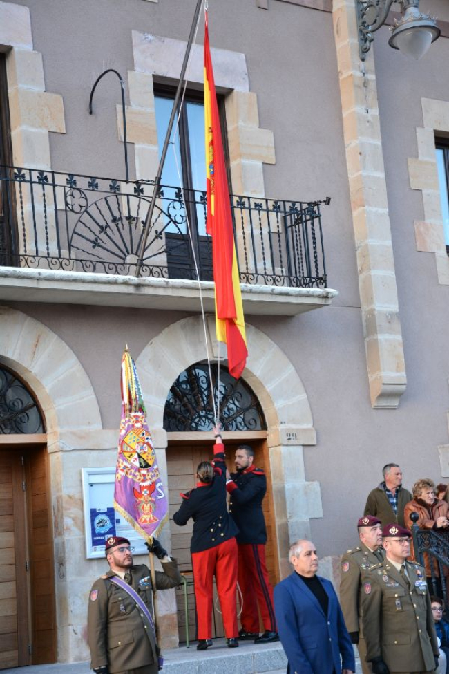 Arriado de bandera del Ejército en Navaleno. RAQUEL FERNÁNDEZ