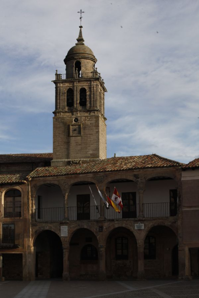 El antiguo Ayuntamiento y la colegiata de Medinaceli. HDS
