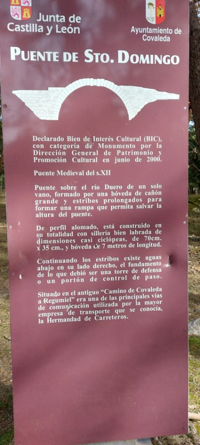 Cartel informativo junto al puente de Santo Domingo, del siglo XII, declarado Bien de Interés Cultural.