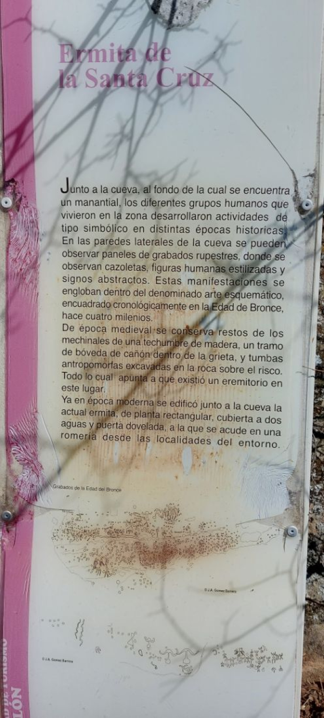 Cartel informativo en la Ermita de la Virgen de la San Cruz.