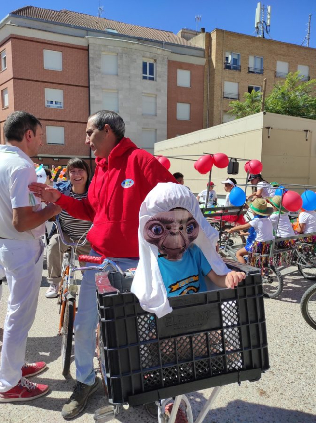 Disfraces a pedales en las fiestas de San Esteban de Gormaz. ANA HERNANDO (7)