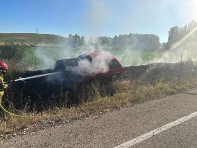 El vehículo afectado por el incendio una vez extinguidas las llamas.