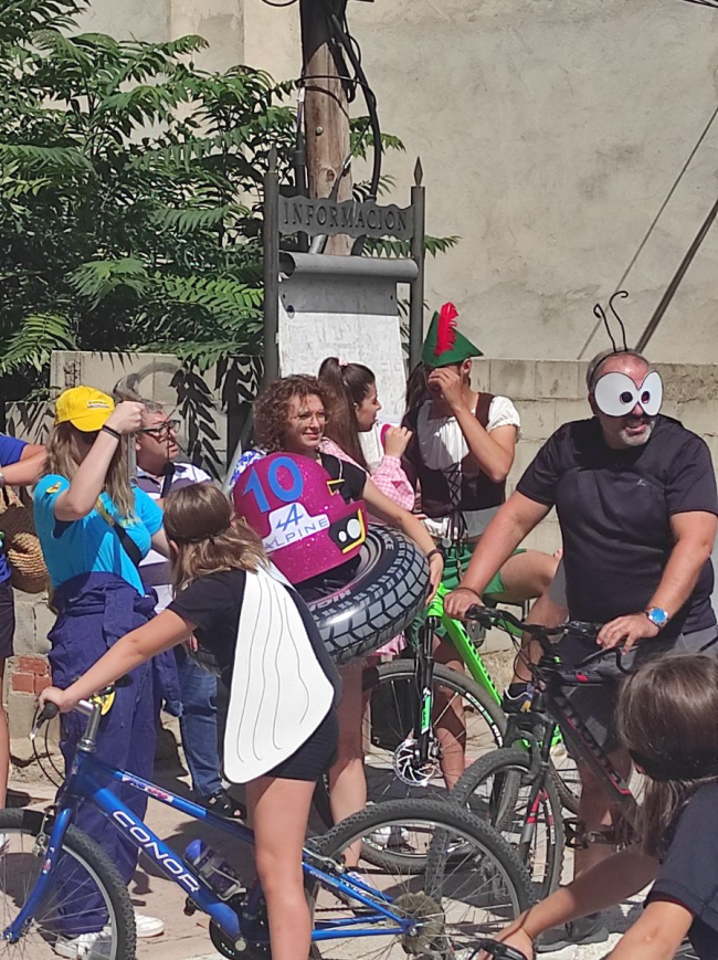 San Esteban disfruta de las bicicletas y los disfraces en sus fiestas con 'Todos sobre ruedas'.