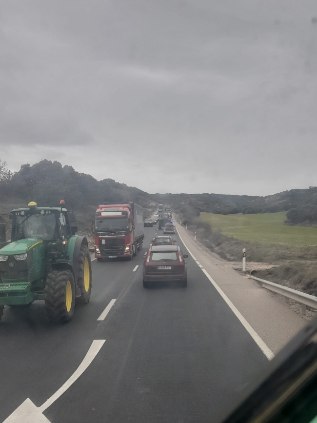Tráfico ralentizado en la N-122 en la Ribera del Duero.