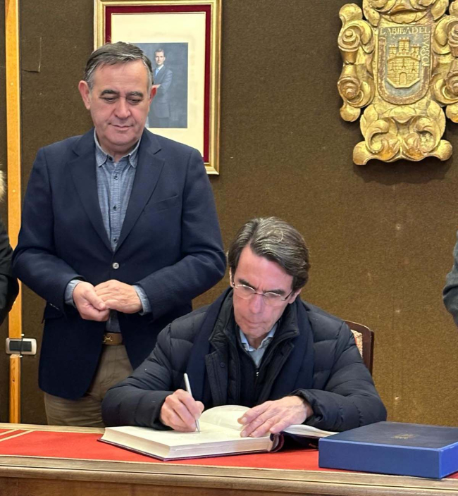 Aznar, firmando, junto con el alcalde, Antonio Pardo.