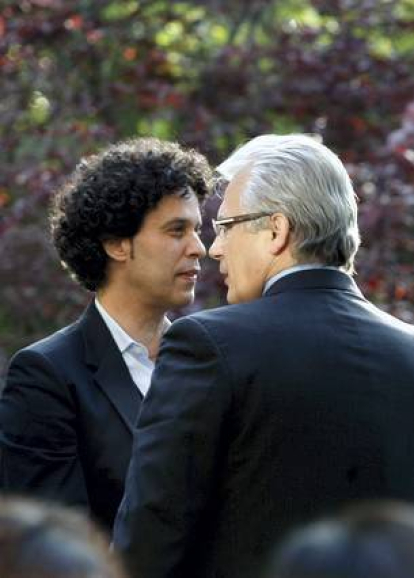 El juez Baltasar Garzón junto al socialista Pedro Zerolo, en mayo del 2010, en la presentación del libro 'Declaración sobre los derechos de los pueblos indígenas'. JUAN MANUEL PRATS