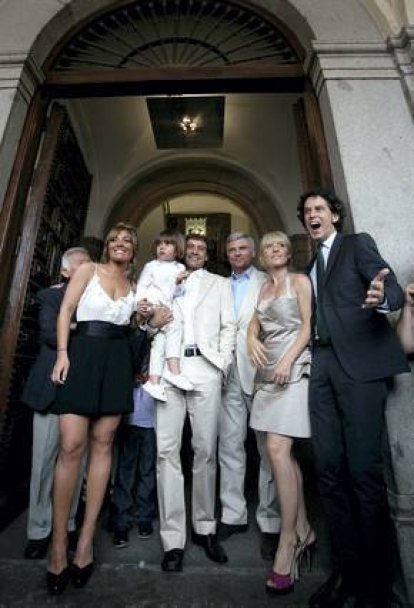La actriz Cayetana Guillén Cuervo (2d), su esposo, el fotógrafo Omar Ayashi (3i), y su hijo Leo, acompañados del concejal socialista Pedro Zerolo (d) ,la cantante Amaya Motero (i) y Carles Sans, del Tricicle,entre otros, a la salida de la Casa de la Panaderia donde, en junio del 2009, tuvo lugar su acogimiento civil. Javier Lizon | EFE