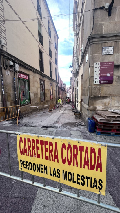La calle Zapatería de Soria, cortada por obras de pavimentación.