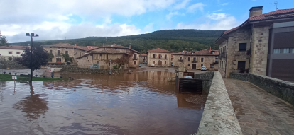Importante crecida del río Duero a su paso por la localidad de Salduero