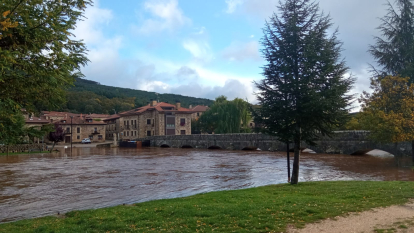 Importante crecida del río Duero a su paso por la localidad de Salduero