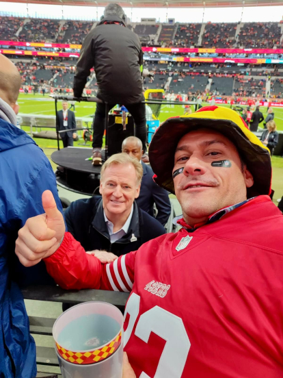 El máximo responsable de la NFL se fotografía con un aficionado soriano en Frankfurt.