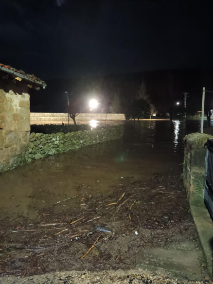 La crecida del río Duero vuelve a inundar Salduero.
