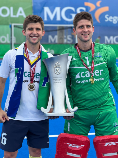 Alejandro y Rafa con el trofeo como campeones de Liga.