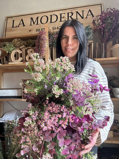 Clara Sanz en su floristería de Arcos de Jalón.
