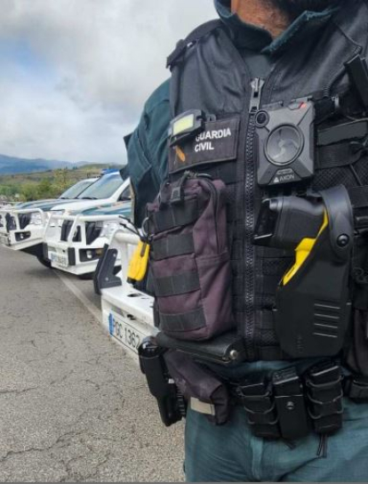 Agente de la Guardia Civil con el arma.