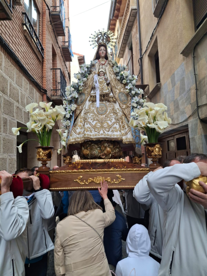 Paso de la procesión por las calles de Ágreda.