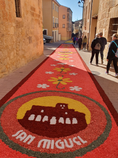 San Esteban de Gormaz vuelve a vestirse de color con las alfombras del Corpus.