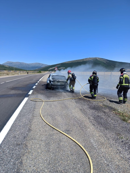 Labores de extinción del incendio en un coche en Noviercas.